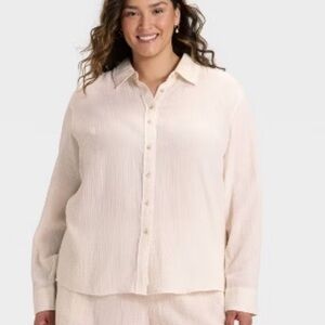 Women’s Universal Thread beige Casual Button-Down Shirt